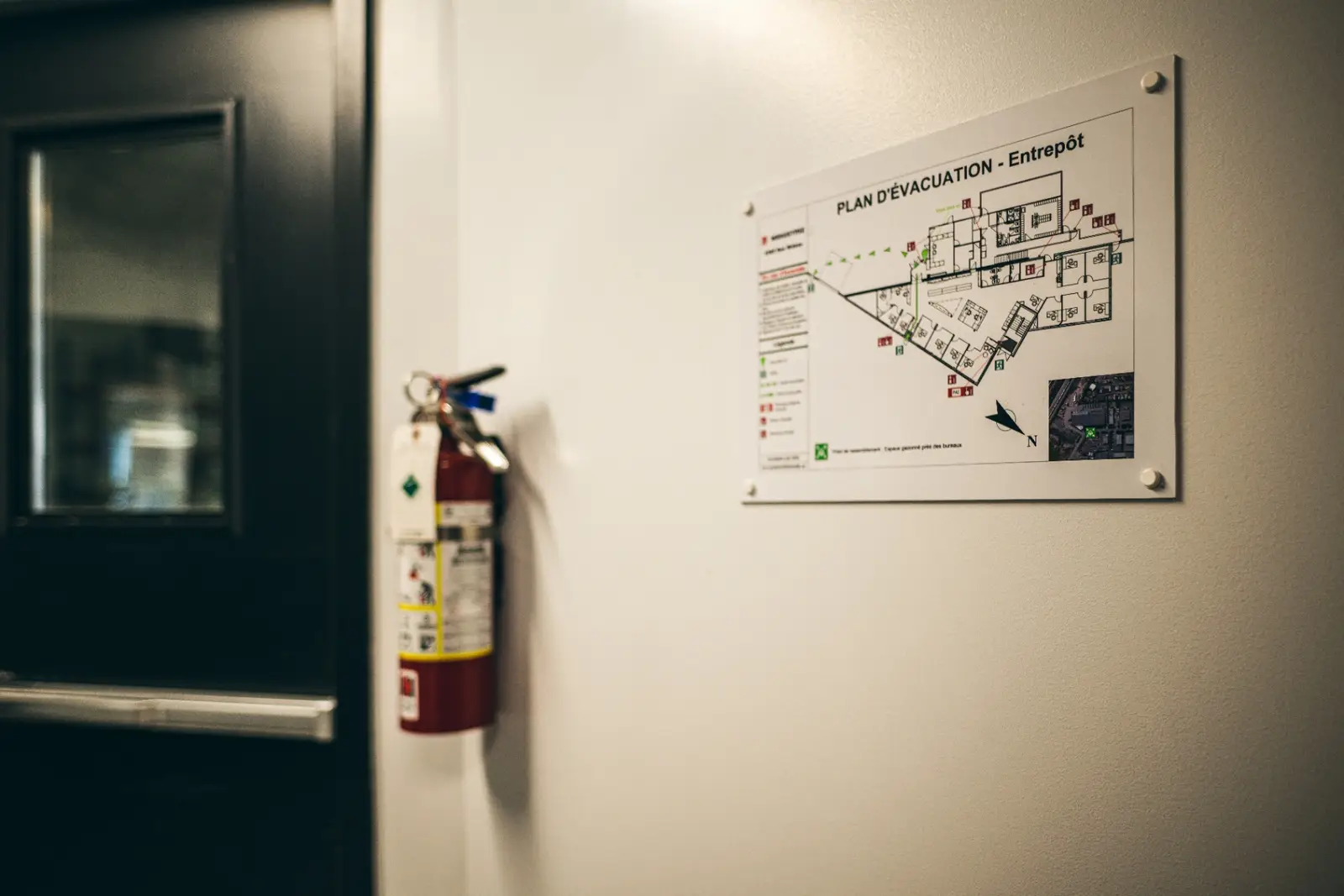 Plan d'évacuation sur mesure GCA installé au mur d'un entrepôt
